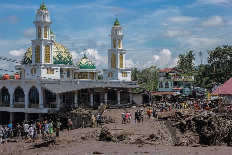 41-re emelkedett az indonéziai áradások halálos áldozatainak száma