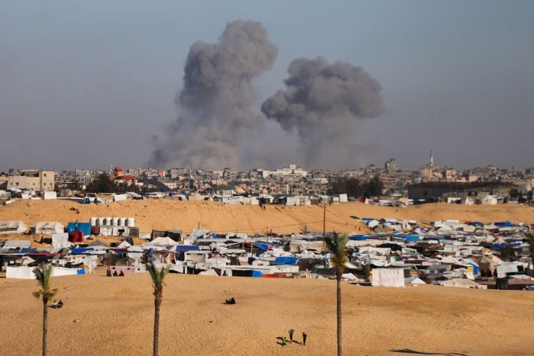 Izrael támadást intézett Rafah város egyik sátortábora ellen, 45 ember életét vesztette