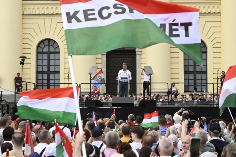 Magyar Péter meghívást kapott a köztévétől, jöhet a várva várt vitaműsor