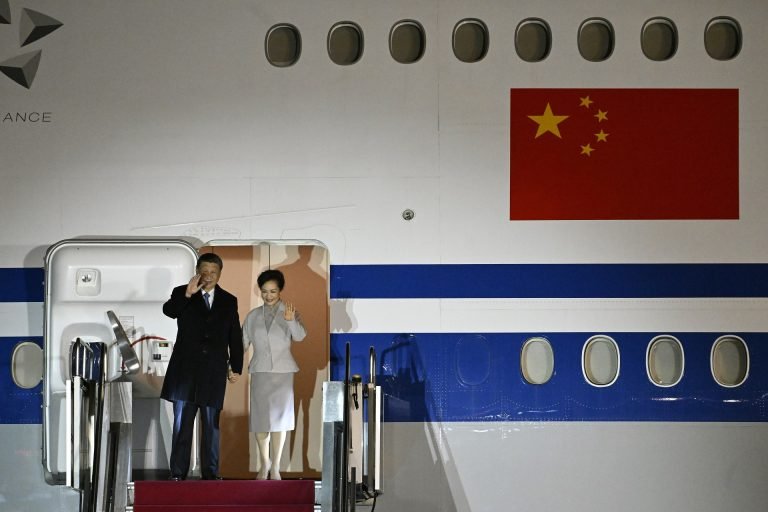 Megérkezett a kínai elnöki különgép Budapestre, Orbán Viktor és felesége is ott volt