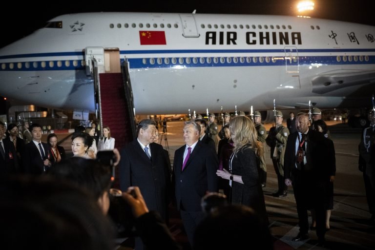 Eddig nem látott jelenetek Kína elnökének megérkezéséről, Orbán Viktor fogadta