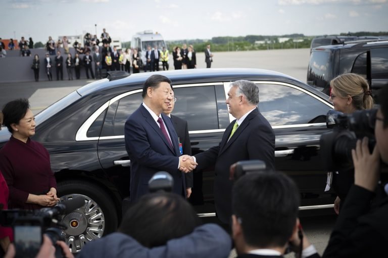Trombitálással próbálták megzavarni a kínai elnök látogatását Budapesten