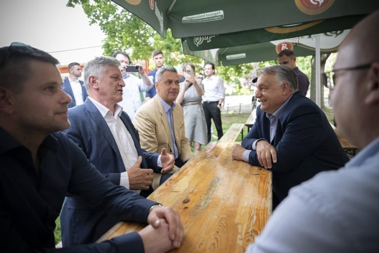 Orbán Viktor besétált egy hódmezővásárhelyi sörözőbe