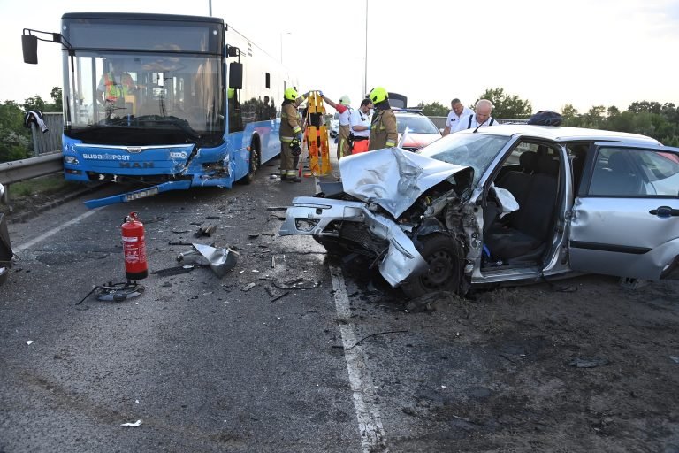 Egy ember meghalt, amikor busz ütközött autóval egy budapesti felüljárón