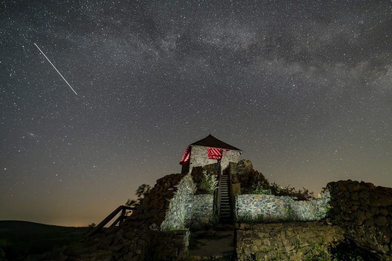 Látványos meteort fotóztak a salgói vár felett (fotók)