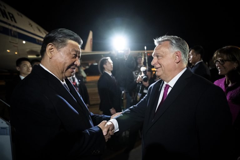 Megérkezett a kínai elnöki különgép Budapestre, Orbán Viktor és felesége is ott volt (fotók)