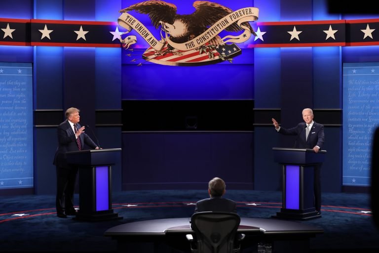 Két tv-s vitán is megmérkőzik egymással  Biden és Trump, itt vannak az időpontok