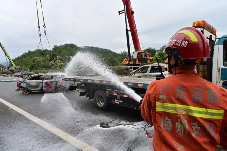 Földcsuszamlások miatt szakadt be az út Dél-Kínában, több mint 20-an meghaltak