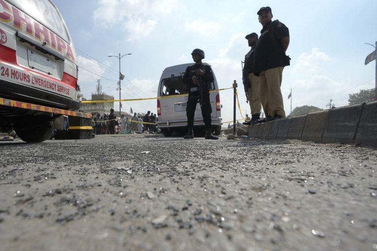 Alvás közben lőttek agyon hét borbélyt Pakisztánban