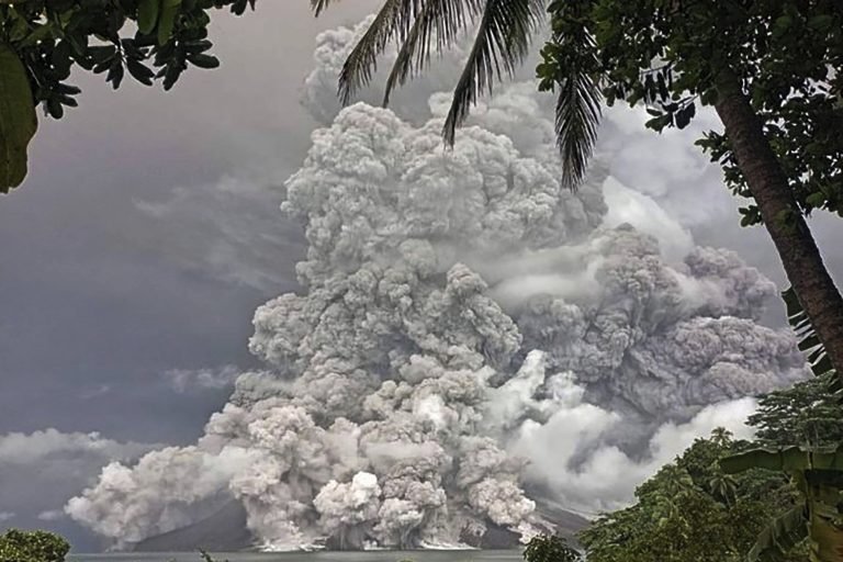 Ismét kitört egy nagy vulkán Indonéziában (videó)