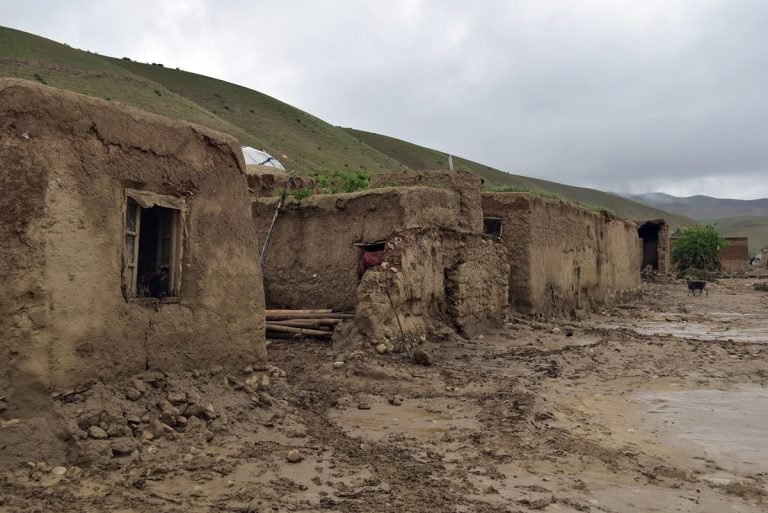 300-ra emelkedett az afganisztáni áradások halálos áldozatainak száma