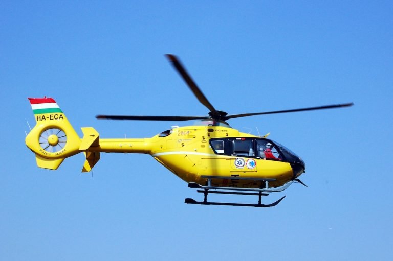 Ájult gyerekekhez riasztottak mentőhelikoptert Mezőcsáton