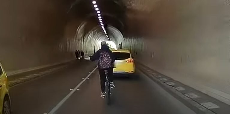 Elbocsáthatják a taxist, aki összebalhézott egy szabálytalanul közlekedő biciklissel