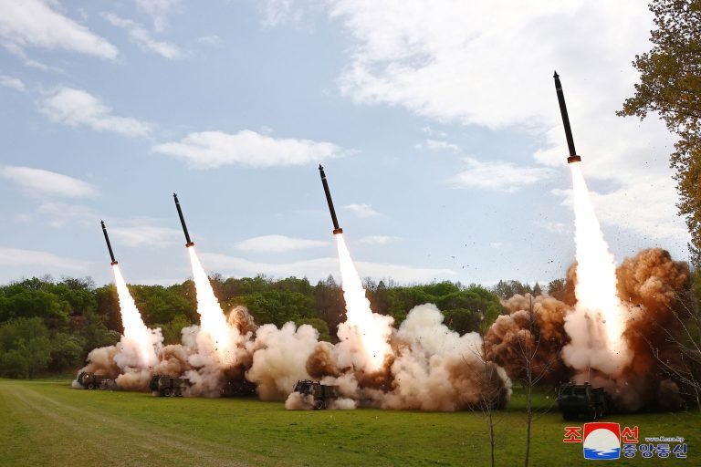 Észak-Korea ismételten rakétákat tesztelt, Kim testvére tagadja, hogy fegyvert szállítanak Oroszországnak