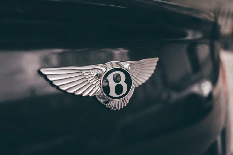 Videón, ahogyan lezúznak két Bentley-t az M0-s autóúton
