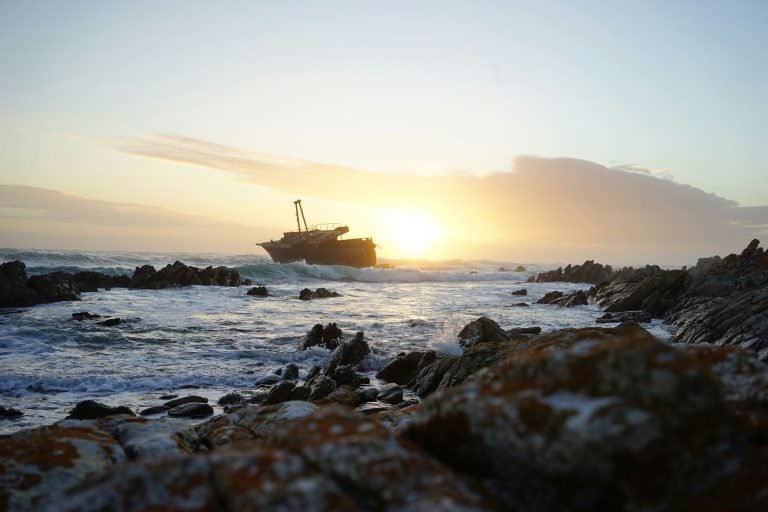 Elsüllyedt egy halászhajó Dél-Afrika partjainál, 11 ember életét vesztette