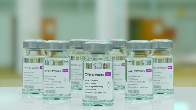 Kivonják a Covid19-vakcinát, amit halálos mellékhatásokkal hoztak összefüggésbe