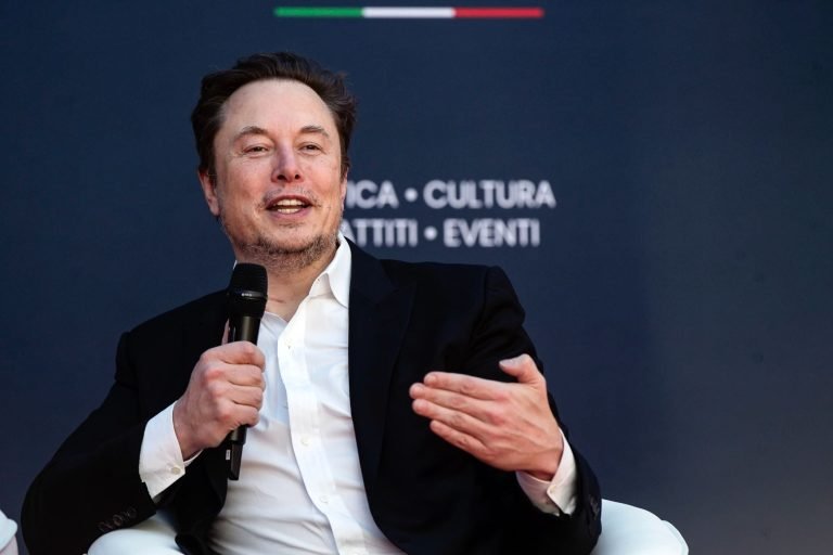 Elon Musk támogatásával „foglalhatja el Brüsszelt” Orbán Viktor