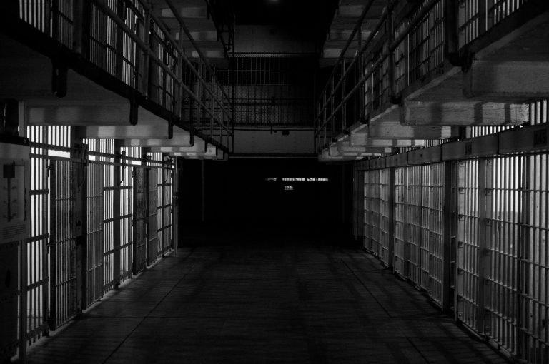 Kábítószerrel ütötték fel a börtönőrök ételét a rabok, 25-en megbetegedtek