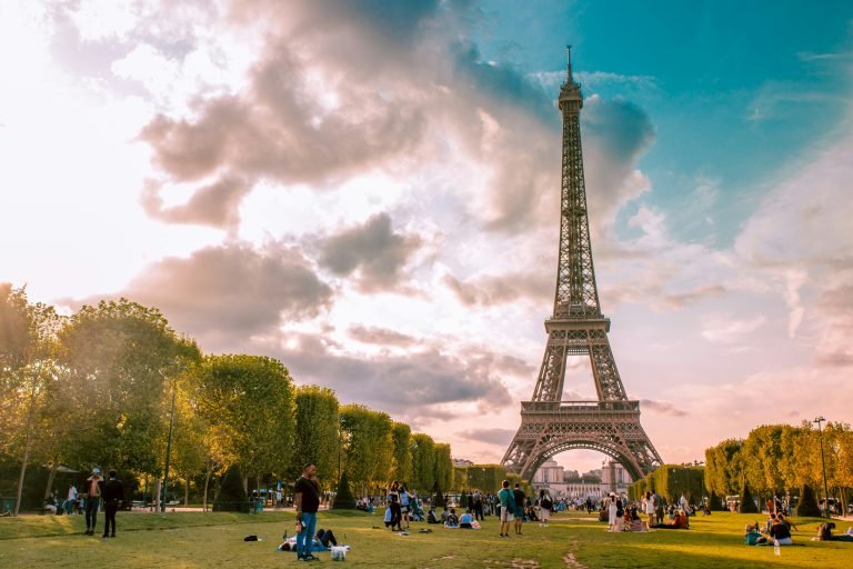 Növelik az Eiffel-torony jegyárait
