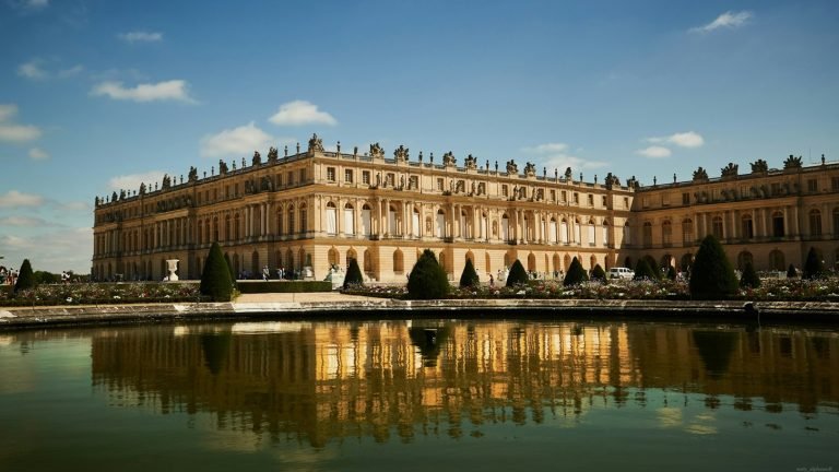 Ezúttal a Versailles-i kastélyt vették célba a klímaaktivisták