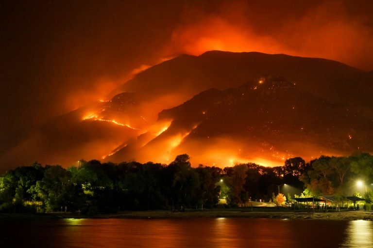 Több mint 130 ember halálával vádolnak egy chilei tűzoltót és egy erdészeti tisztviselőt