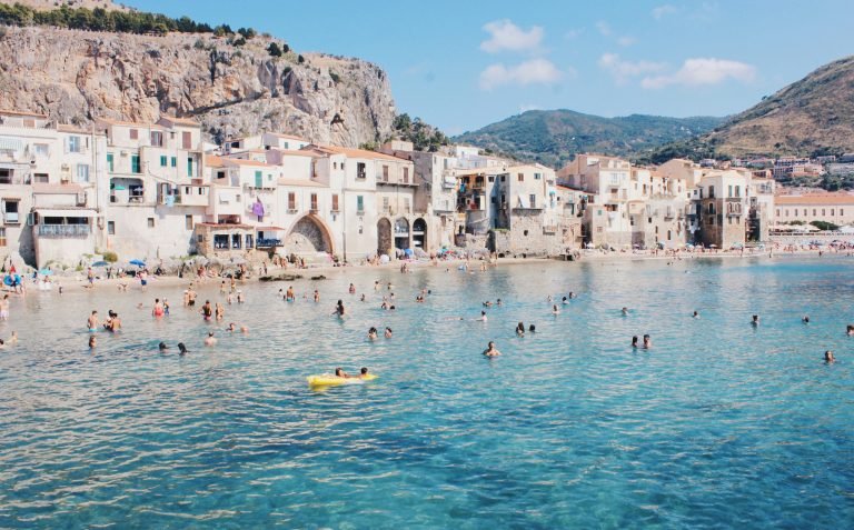 Nudista esküvőket tervez egy olasz tengerparti település