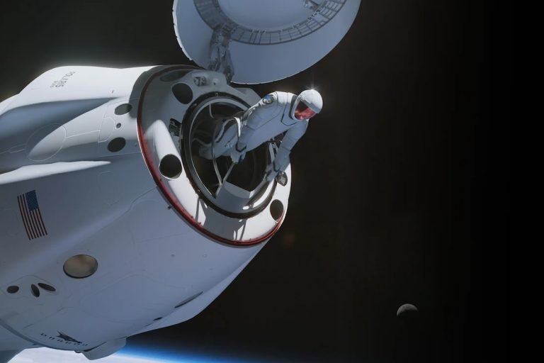 Bemutatták a SpaceX első, űrsétákhoz tervezett high-tech ruháját (videó)