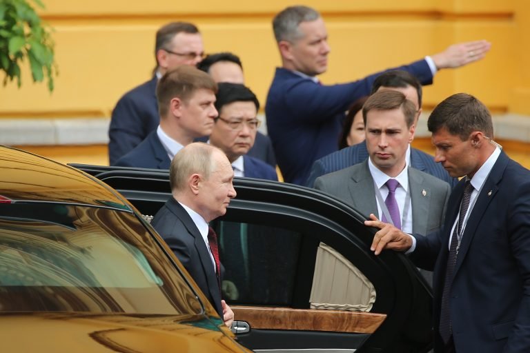 Putyin megérkezett Vietnámba, és nagy bejelentést tett