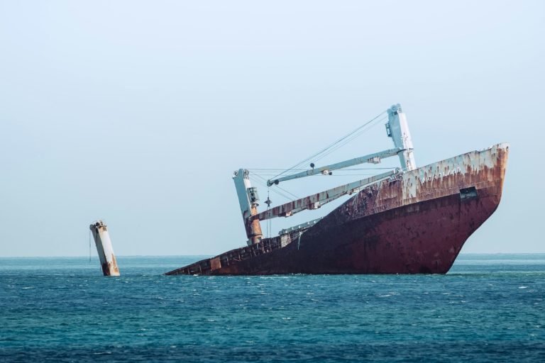Elsüllyedt egy hajó Jemennél, legkevesebb 49 ember életét vesztette, 140 eltűnt