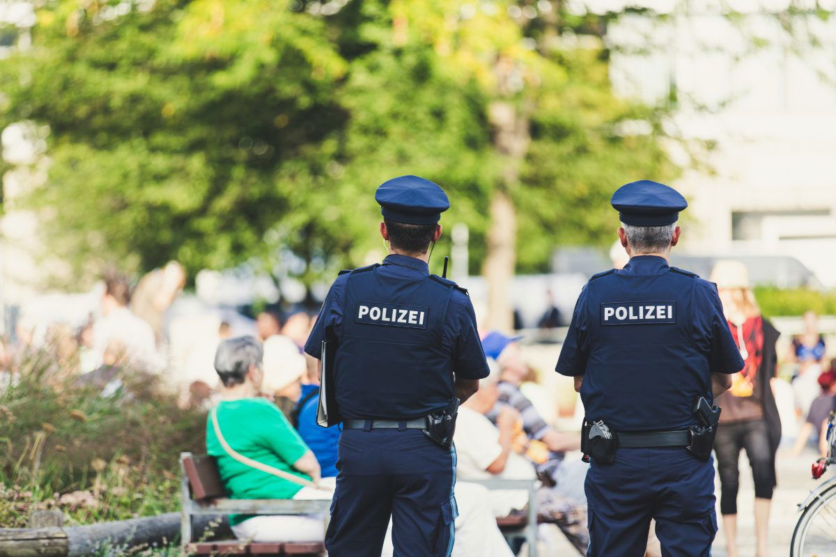 Elfogták a magyar férfit, aki egy parkolóban fejbe lőtte a volt élettársát