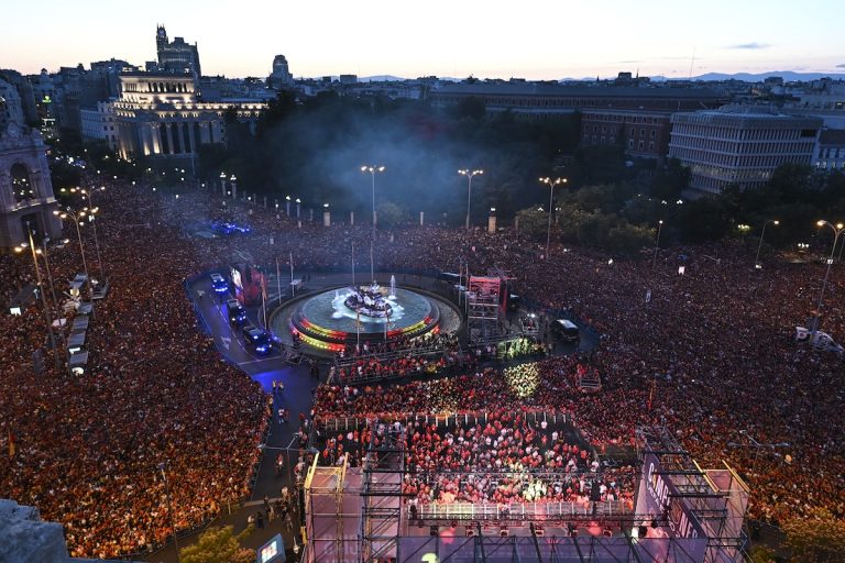 Videón a spanyol válogatottat ünneplő elképesztő madridi tömeg