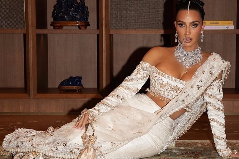 Kiakadtak a rajongók Kim Kardashian esküvőn viselt ruhája miatt
