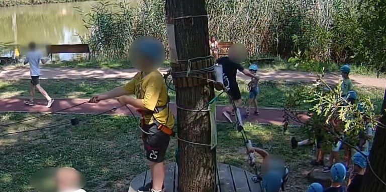 Bocsánatot kért a bíróságon a rábízott kisfiút bántalmazó karateedző