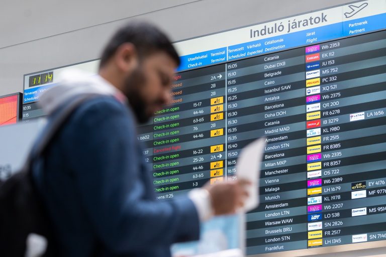 Óriási a tömeg Ferihegyen a globális informatikai hiba miatt (videó)