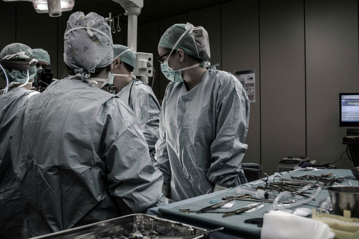 Szegedi orvosok mentették meg egy nyitott hasfallal született erdélyi kislány életét