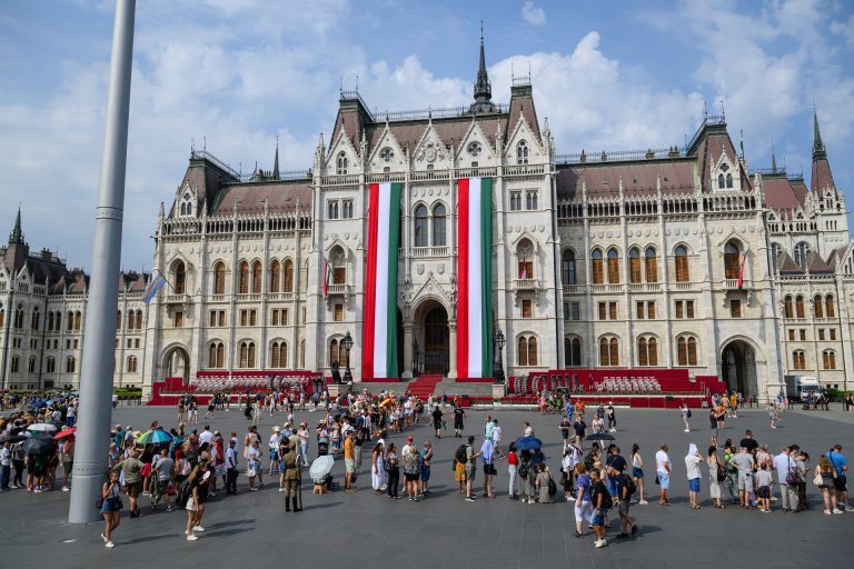 Jakartában a magyar zászló színeivel világítottak ki egy hatalmas tornyot (fotóval)