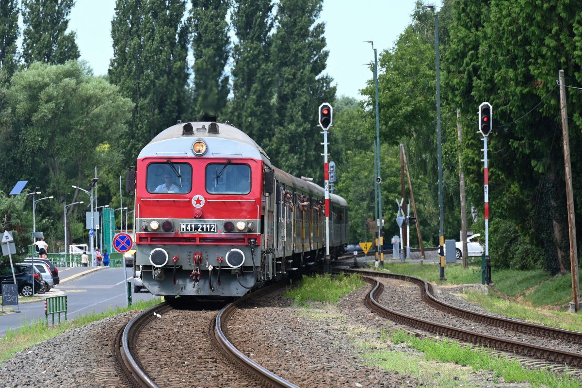 Vonatbaleset történt Egerben, vonattal ütközött egy autó