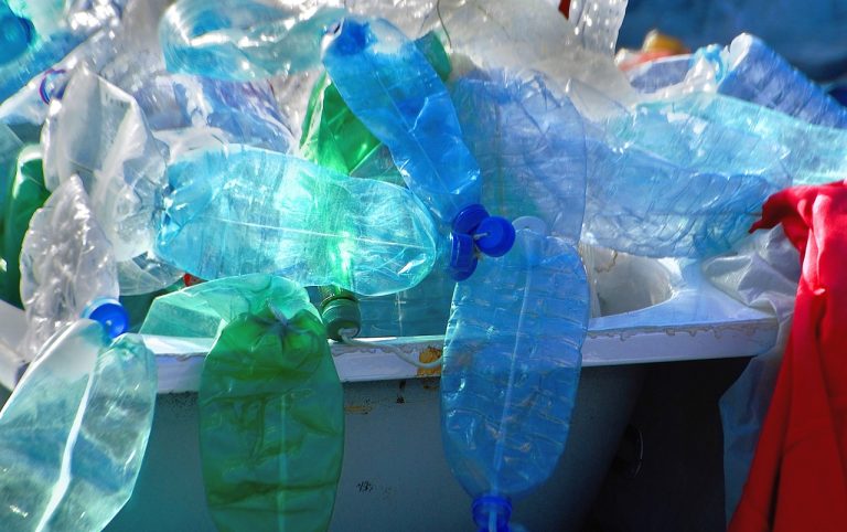 A Greenpeace szerint még mindig ugyanazon gyártóktól származik a legtöbb műanyaghulladék