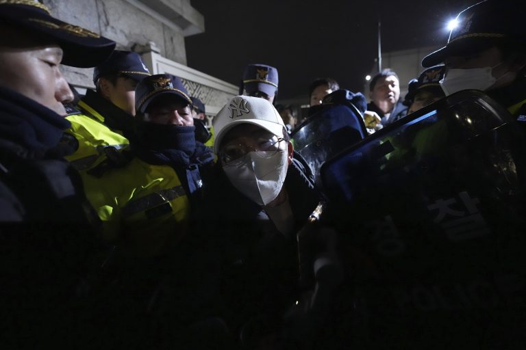 Botrányos a helyzet Dél-Koreában a hadiállapot kihirdetését követően