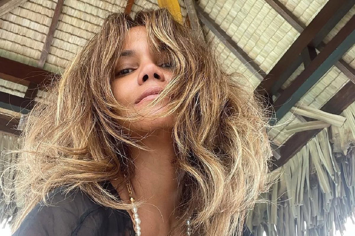 Halle Berry mély dekoltázsú meztelenruhája lázba hozta a rajongókat (videó)