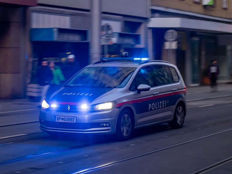 Emberek közé hajtott egy terepjáró Stuttgartban, egy babakocsis nőt is elütött
