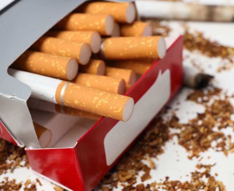 Több száz liter illegális pálinkát és csempészcigarettát talált a NAV egy 44 éves férfi otthonában