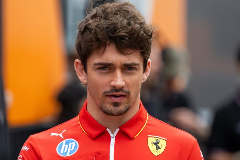 Nagyon komoly F1-es sisakfestése lett a Ferrari sztárjának 2025-re