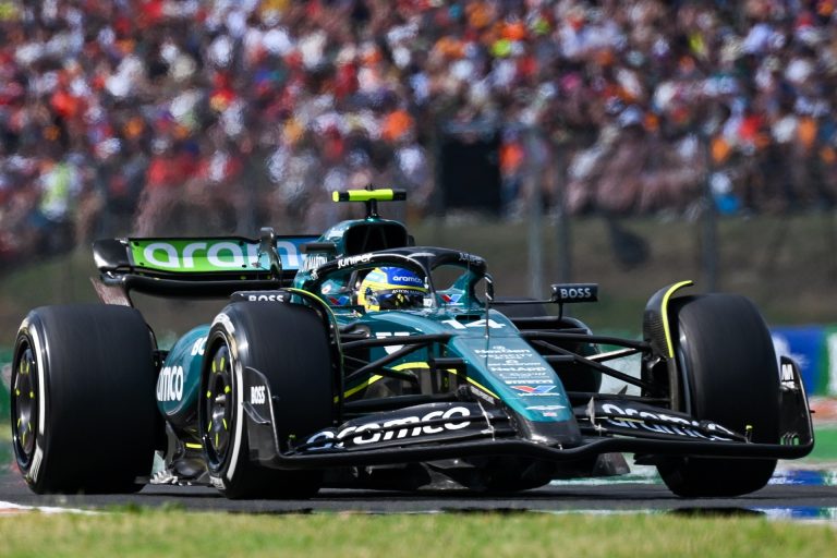 Pályára vitte Fernando Alonso az új céges autóját, komoly darab (videó)