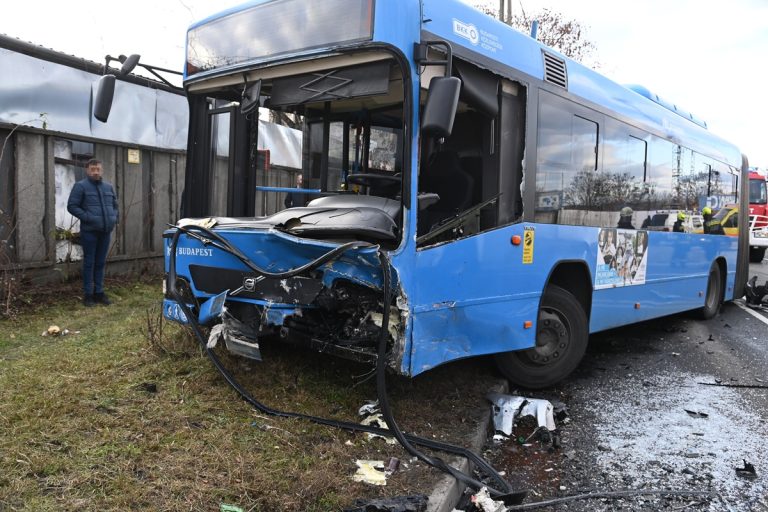 Helyszíni videó a súlyos kőbányai buszbalesetről, melyben hatan sérültek meg