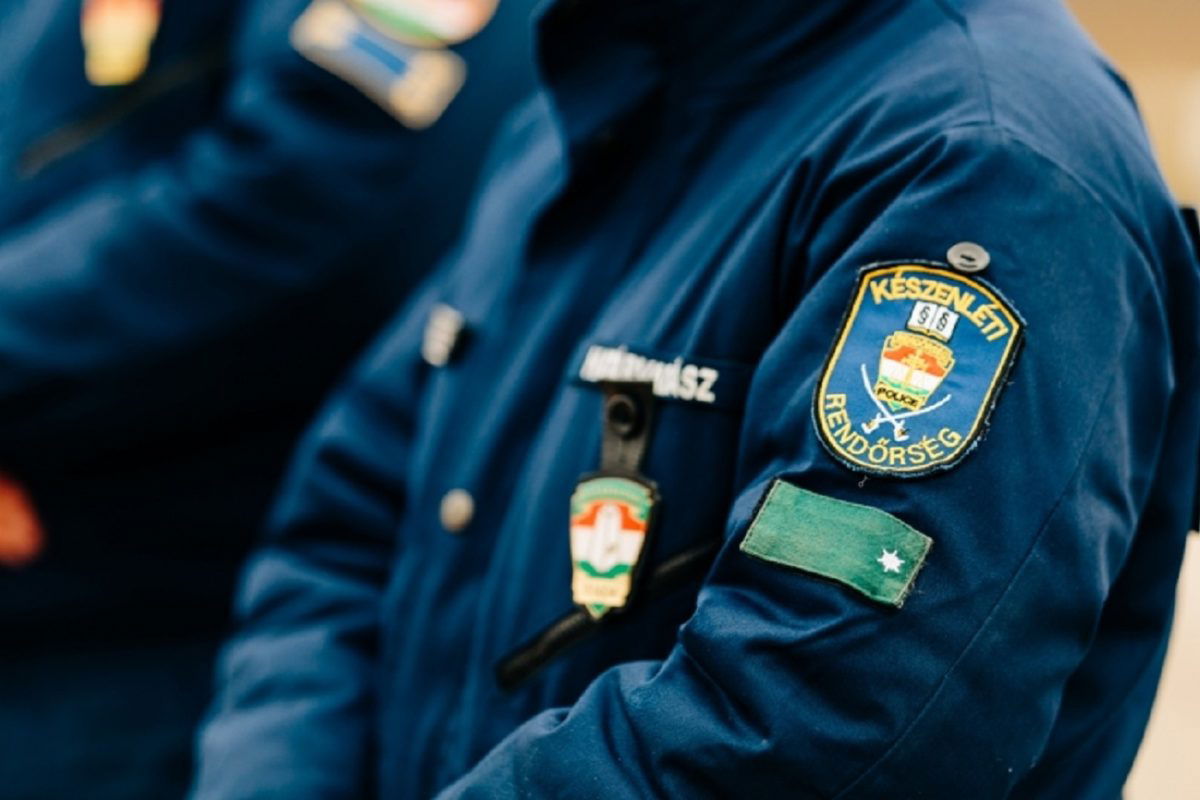 Letartóztatták az autópályán sétáló, majd ott rendőrökre támadó férfit
