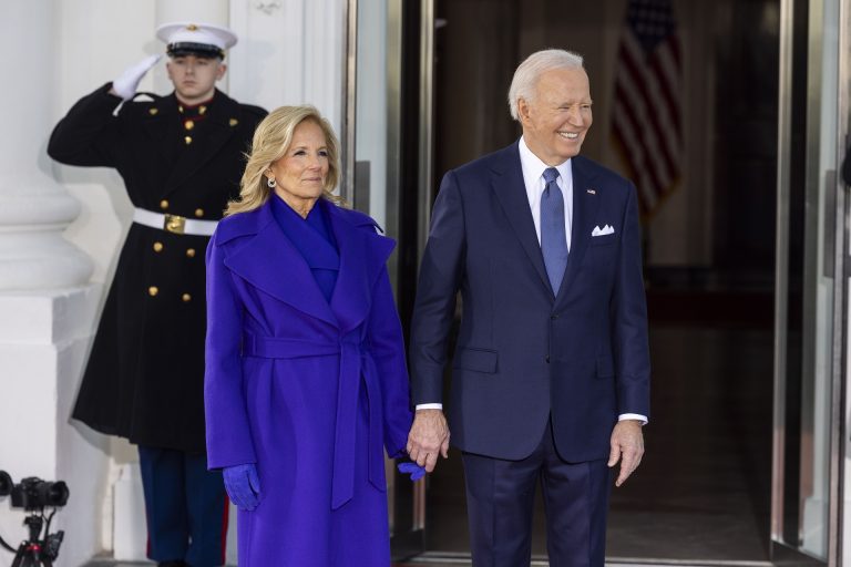 Joe Biden családtagjait is előzetes elnöki kegyelemben részesítette