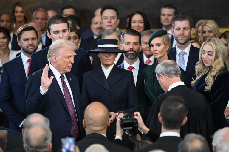 Becsúszott egy kis baki Donald Trump elnöki beiktatása során (videó)