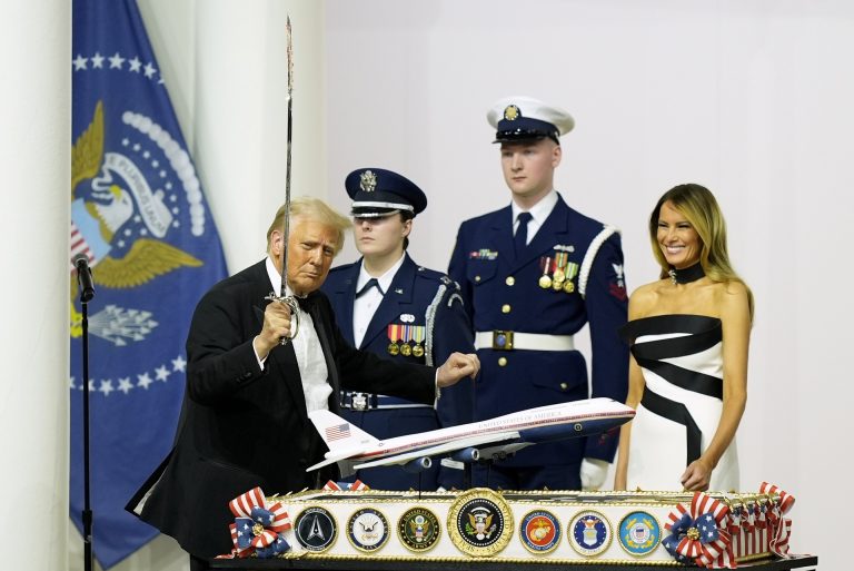 Donald Trump karddala kezében táncolt a beiktatásán (videó)